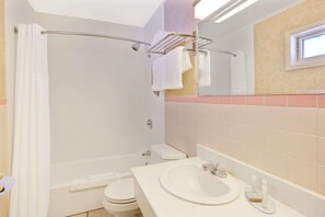 Ducha y bañera combinadas y artículos de higiene personal gratuitos