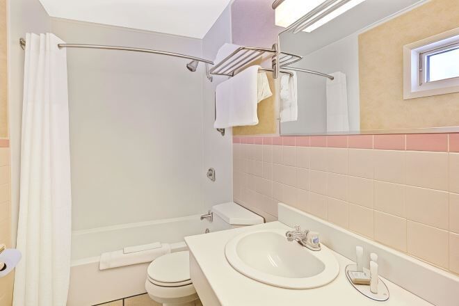 Baño | Tina con regadera, amenidades de baño gratuitas, secadora de cabello 