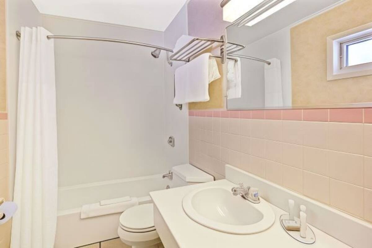 Baño | Tina con regadera, amenidades de baño gratuitas, secadora de cabello