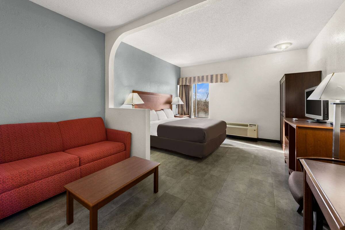 Suite, 1 Tempat Tidur King dengan tempat tidur Sofa, Bebas Asap Rokok | Tirai kedap cahaya dan setrika/meja setrika
