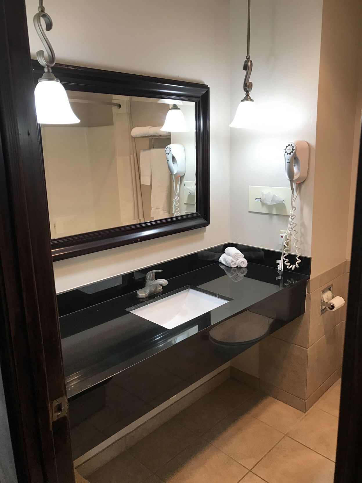 Badeværelse | Kombination af bruser/badekar, brusehoved med hydromassage