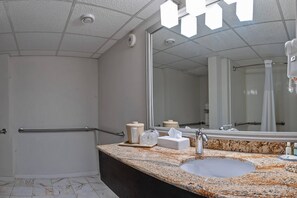 Room, 1 King Bed, Accessible, Non Smoking | Premium bedding, blackout drapes, iron/ironing board, free WiFi - Quality Inn Milan - Sandusky (Milan)