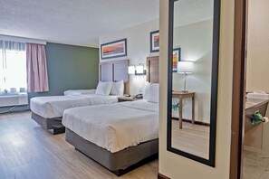 Habitación, no fumadores (3 Double Beds) | Ropa de cama de alta calidad y cortinas opacas