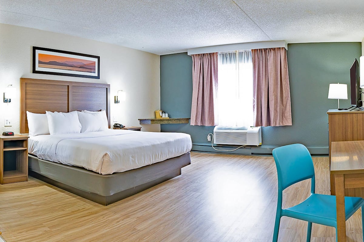 Zimmer, 1 King-Bett, barrierefrei, Nichtraucher | Hochwertige Bettwaren, Verdunkelungsvorhänge, Bügeleisen/Bügelbrett