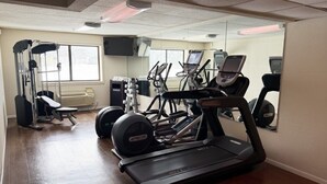 A gym with treadmills, elliptical machines, and weight equipment. - Quality Inn Milan - Sandusky (Milan)