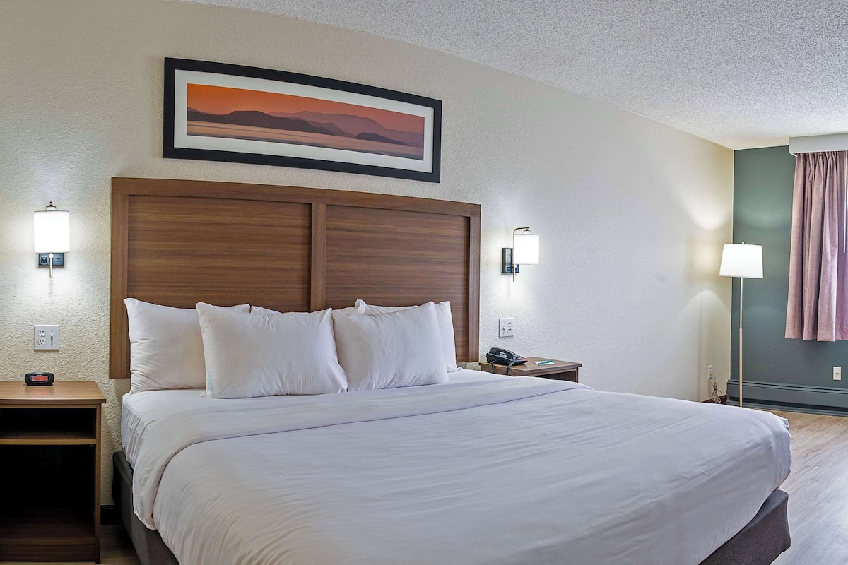 Room, 1 King Bed, Non Smoking, Refrigerator | Premium bedding, blackout drapes, iron/ironing board, free WiFi