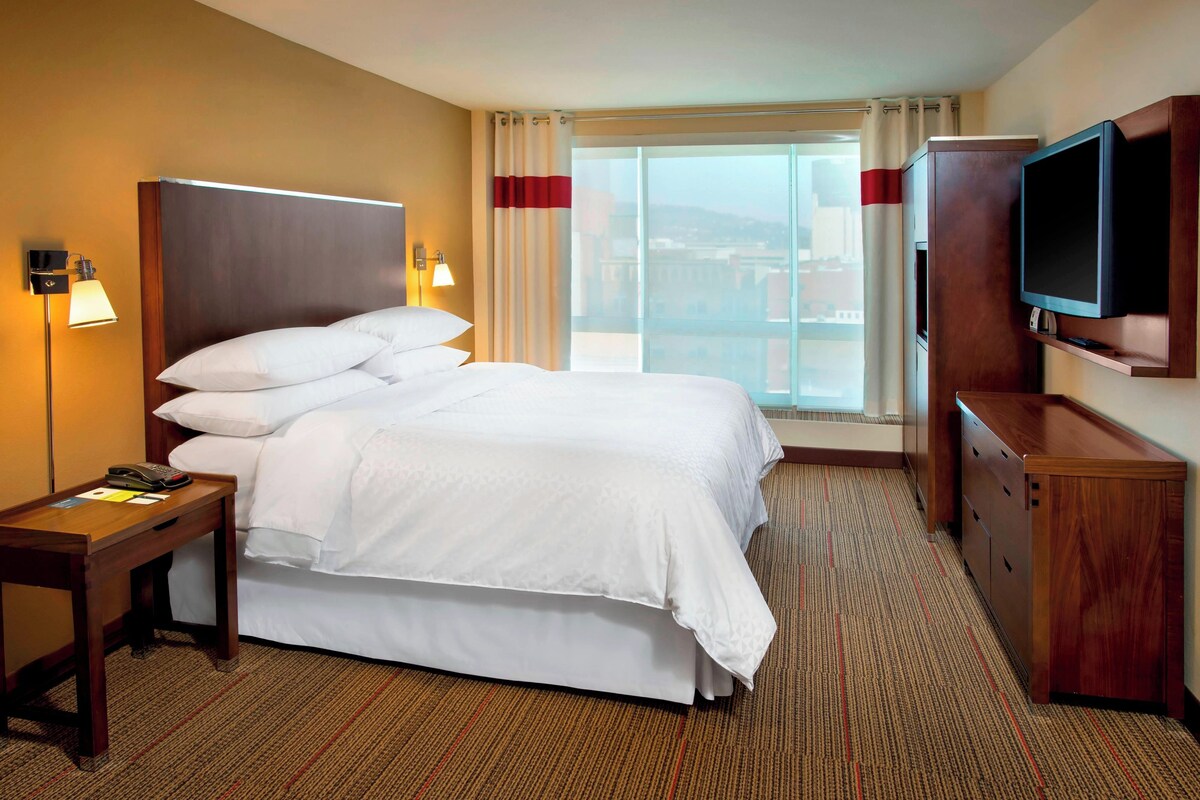Suite, 1 Bedroom | Desk, iron/ironing board, cribs (free), rollaway beds (free)