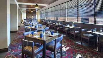 Desayuno a la carta (con cargo) los fines de semana