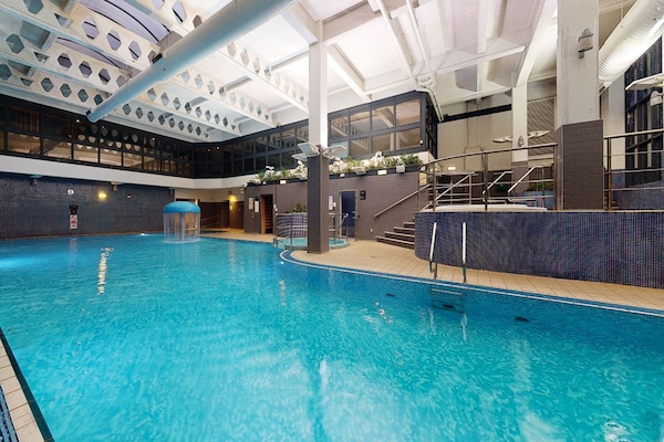 Piscina coperta, lettini