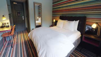 Työpöytä, kannettavalle tietokoneelle sopiva työtila, pimennysverhot