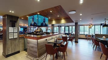Café da manhã, almoço e jantar; culinária internacional