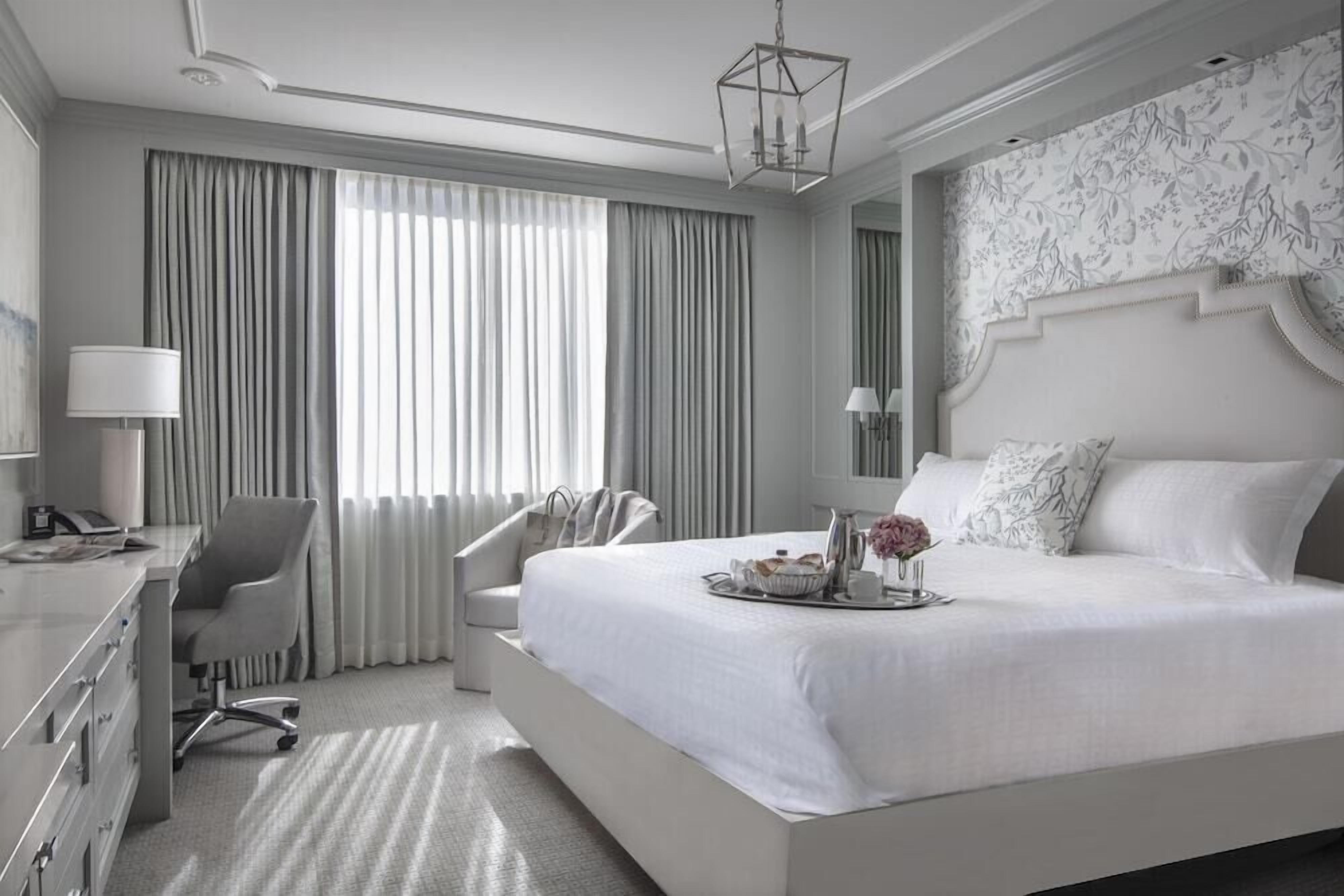 Frette Italian sheets, hypo-allergenic bedding, in-room safe, desk