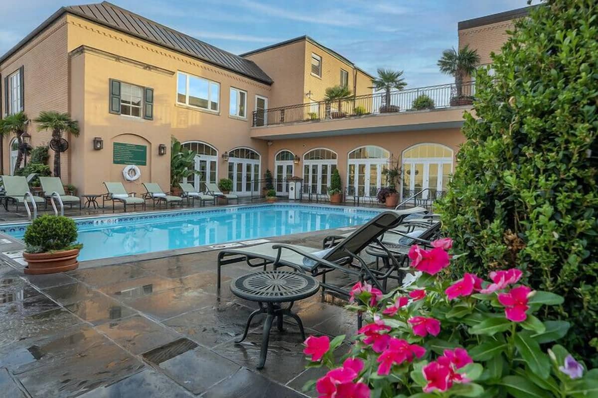 outdoor pool, open 6:00 am to 10:00 pm, pool loungers