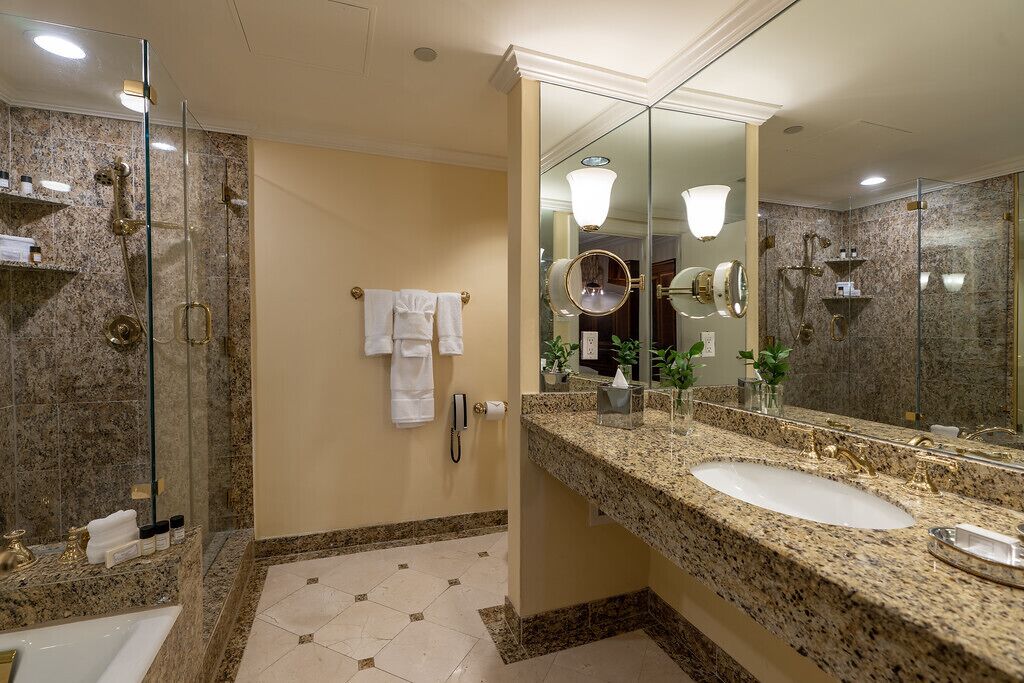 Studio Suite, 1 King Bed (Vieux Carre) | Bathroom | Free toiletries, hair dryer, bathrobes, towels