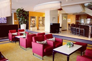 Sert le déjeuner et le dîner