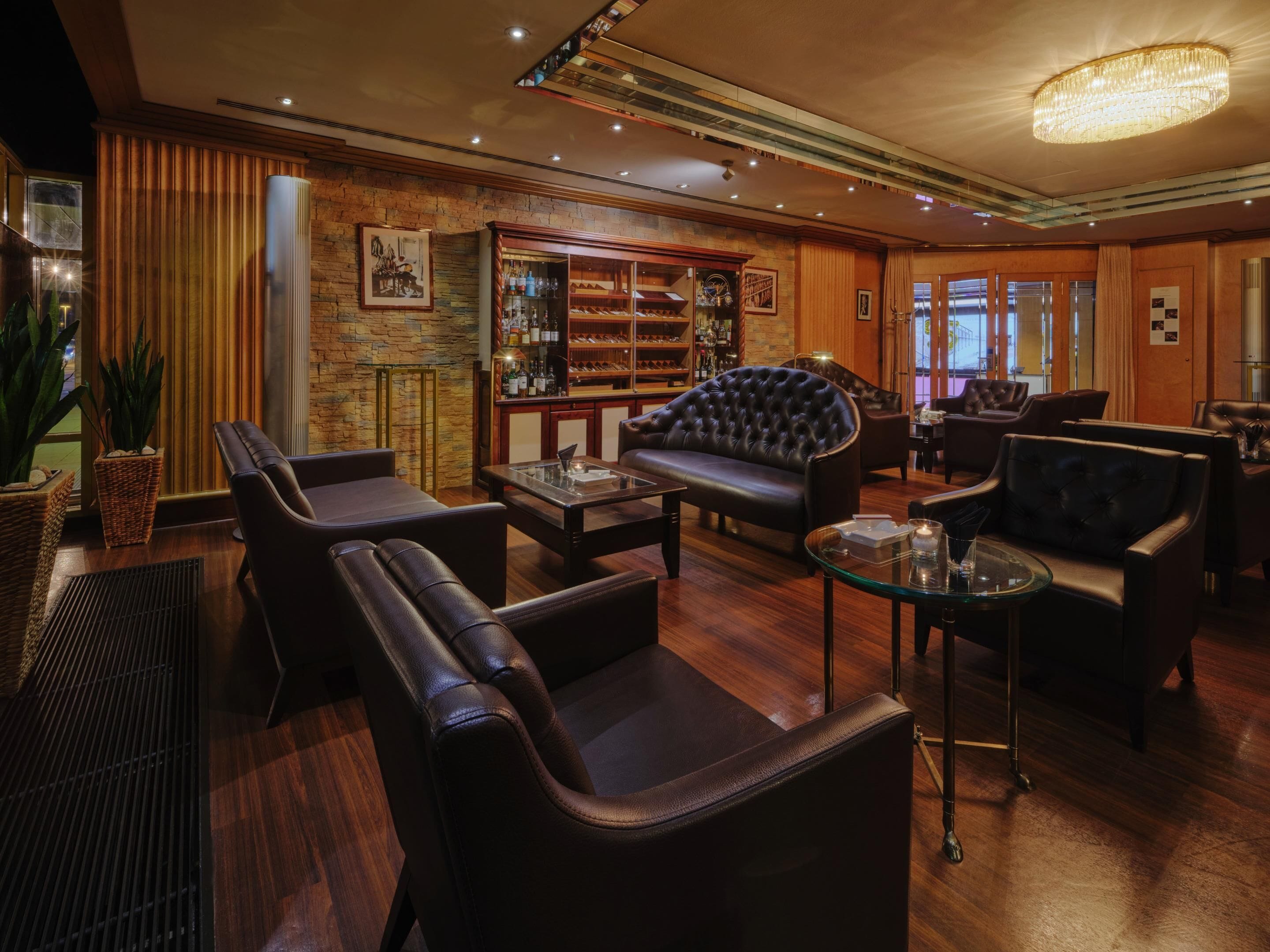 serves lunch and dinner