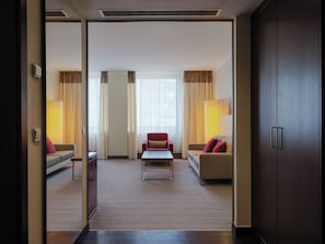 Habitación Deluxe | Ropa de cama de alta calidad y minibar