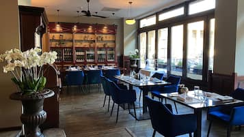 2 Restaurants, Frühstück, Mittagessen, Abendessen, internationale Küche