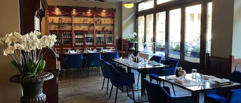 2 restaurantes, se sirven desayunos, comidas y cocina internacional