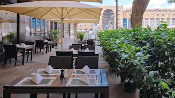 2 restaurants, breakfast, lunch, dinner served; international cuisine