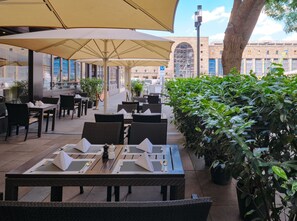 2 restaurants, breakfast, lunch, dinner served; international cuisine 