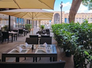 2 restaurants; breakfast, lunch and dinner served