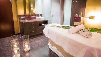 Ein Hotelzimmer mit Bett, Schminktisch mit Spiegel, Nachttisch und Nachttischlampe.