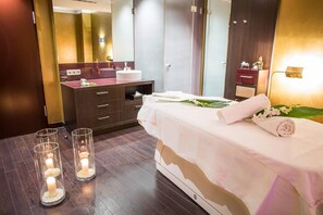 Un sauna, baño turco, masajes con piedras calientes