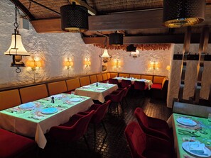 2 restaurants, breakfast, lunch, dinner served; international cuisine 