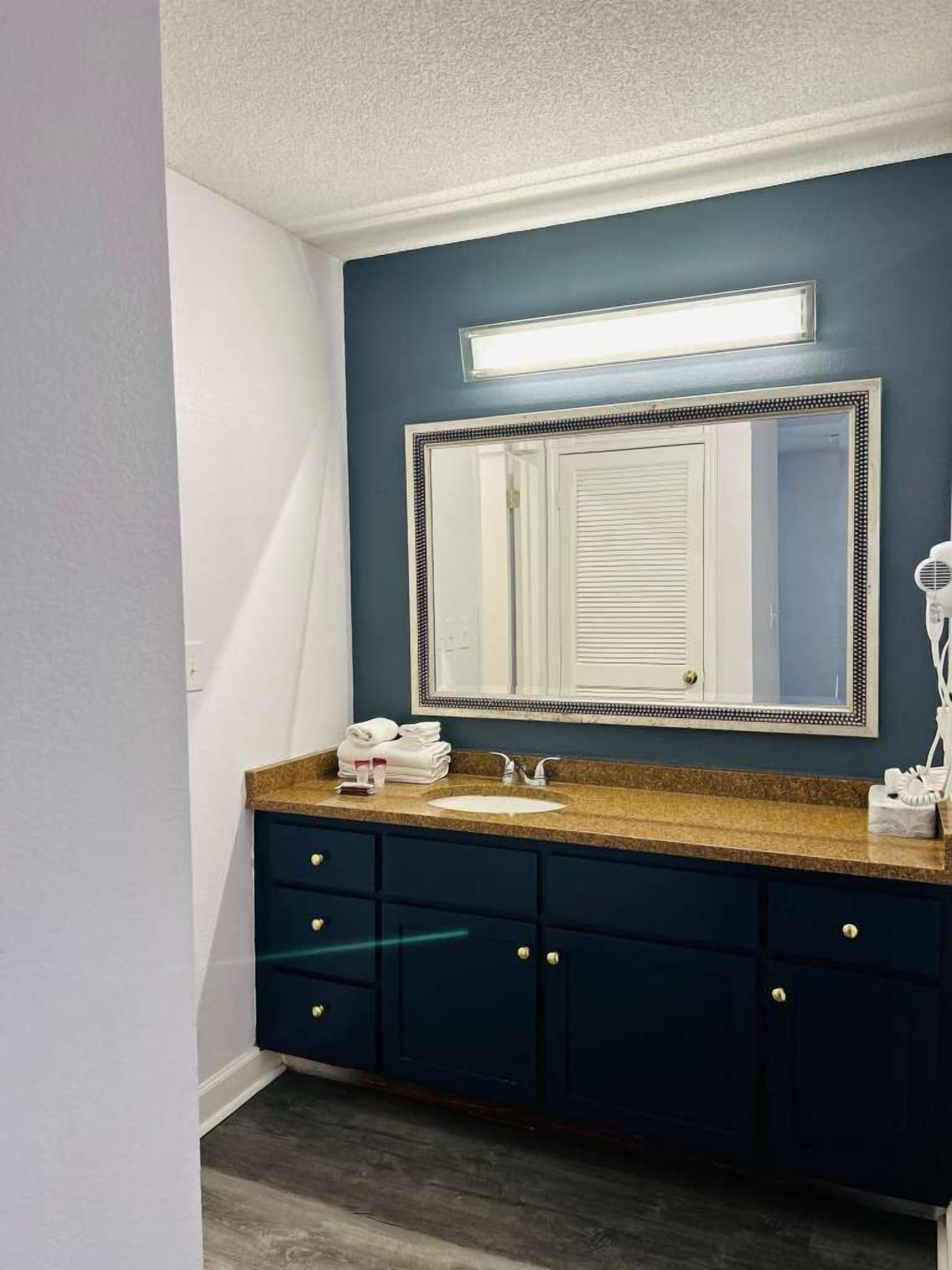 Combined shower/bathtub, designer toiletries, hair dryer, towels