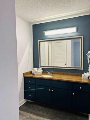 Tina con regadera, amenidades de baño de diseñador, secadora de cabello 