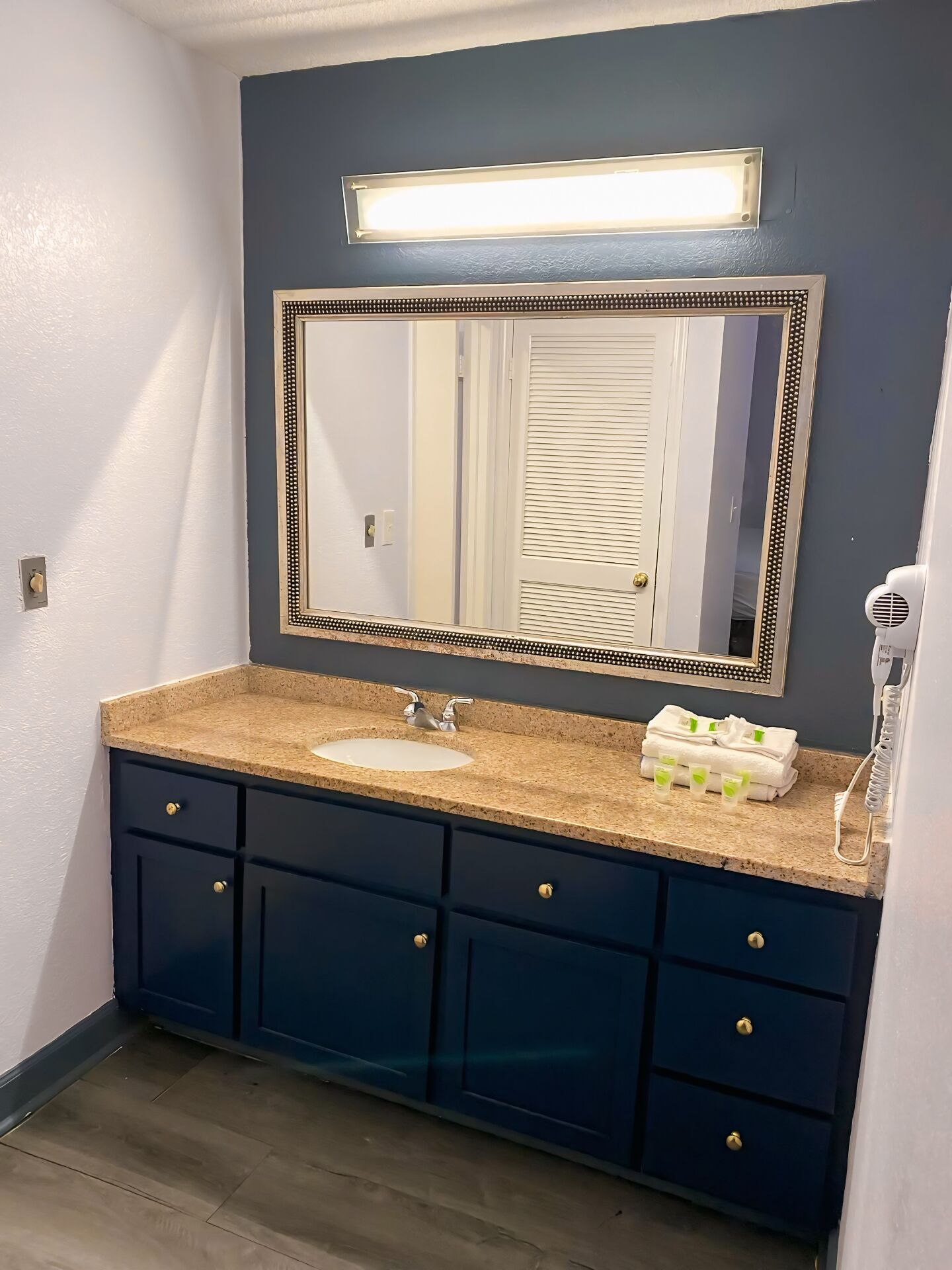 淋浴/盆浴组合、名牌洗护用品、吹风机、毛巾