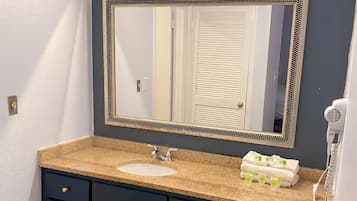 Combined shower/tub, designer toiletries, hair dryer, towels