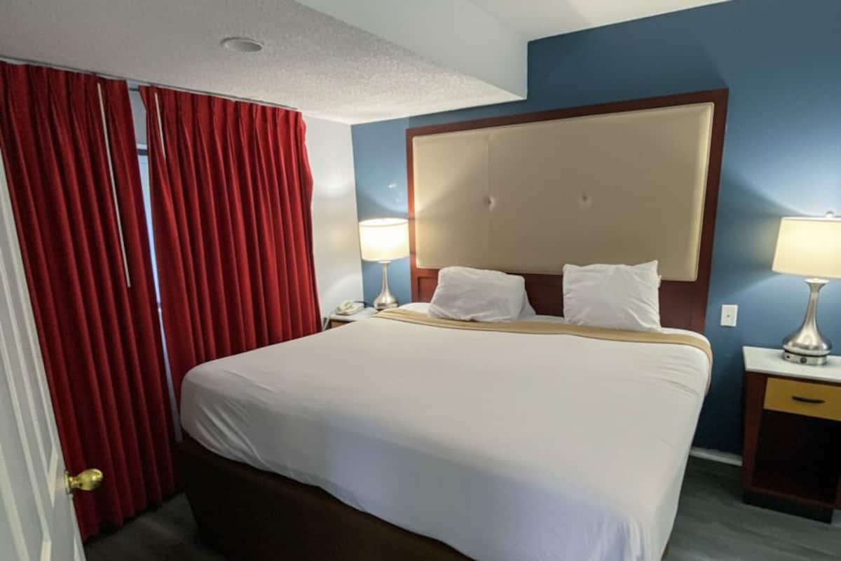 Down duvets, in-room safe, desk, blackout curtains