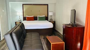 Basic Penthouse | Down comforters, in-room safe, desk, blackout drapes