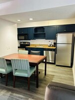 Frigorífico, microondas, horno y placa de cocina