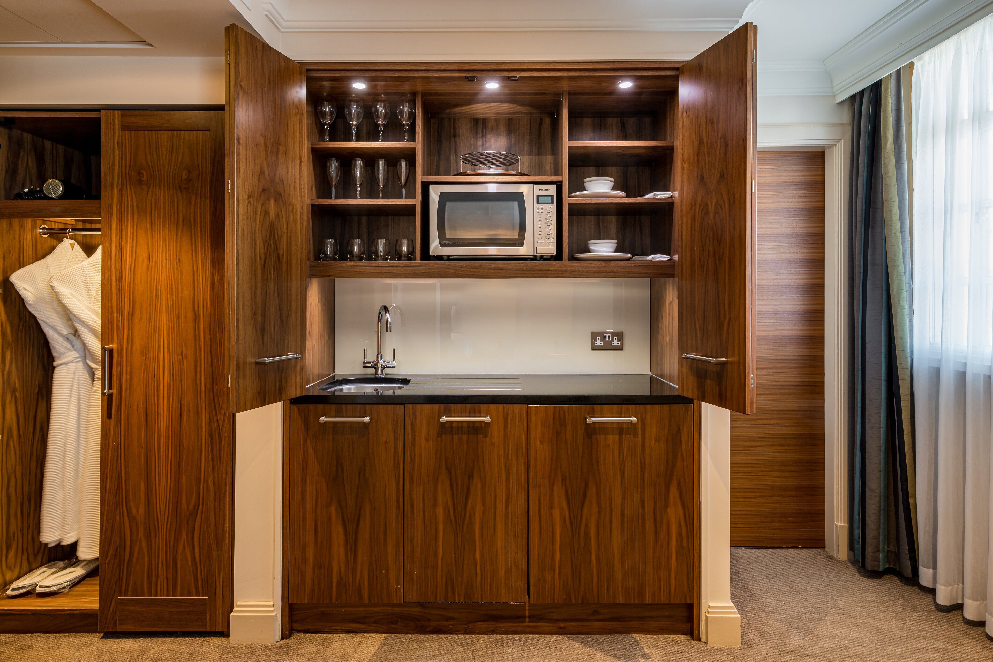 egyptian cotton sheets, premium bedding, in-room safe, desk