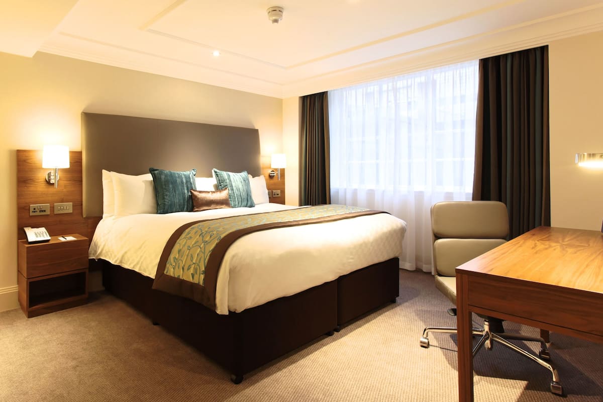 Deluxe Room, 1 King Bed | Egyptian cotton sheets, premium bedding, in-room safe, desk