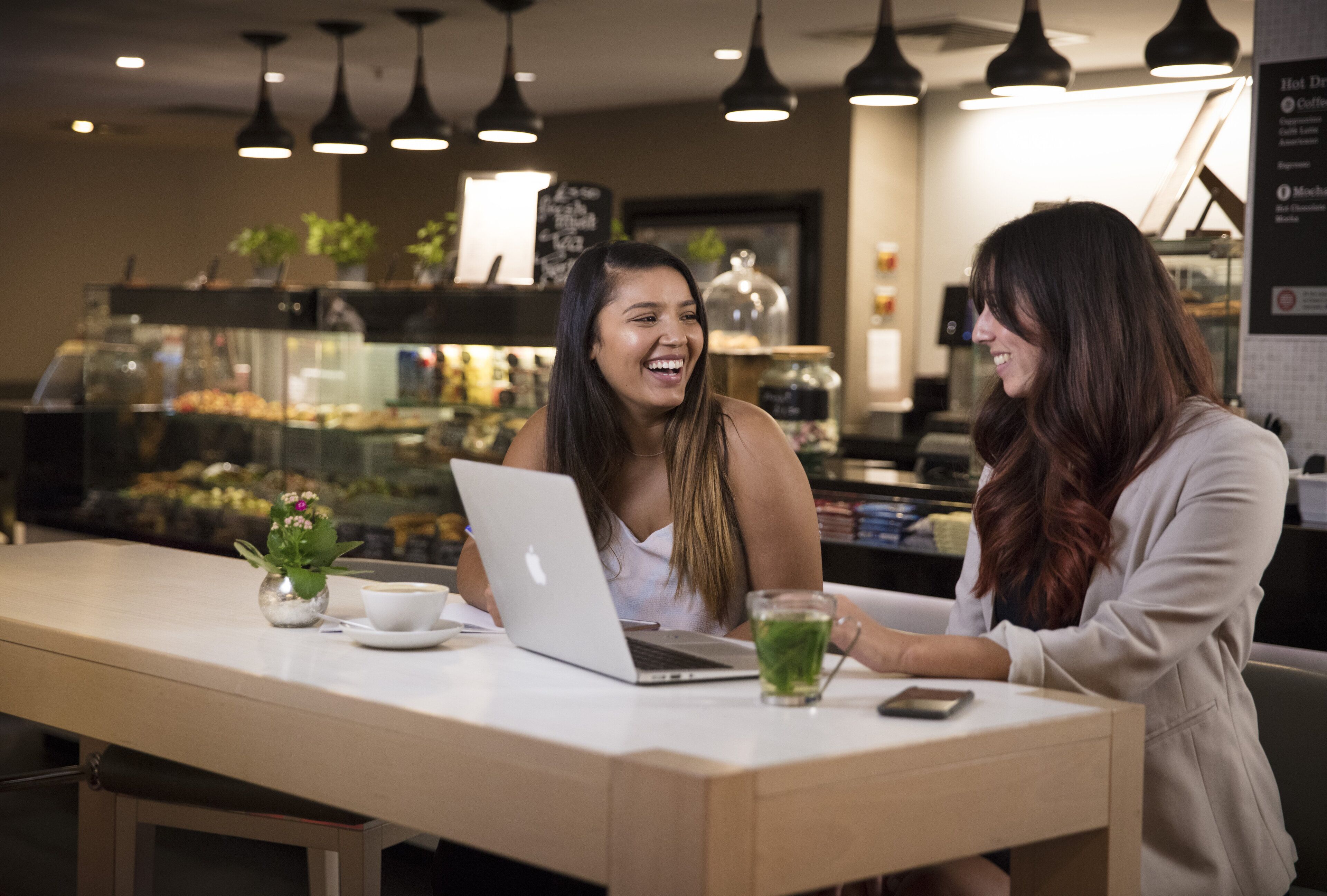 Se sirven desayunos, comidas, cenas y cocina europea moderna 