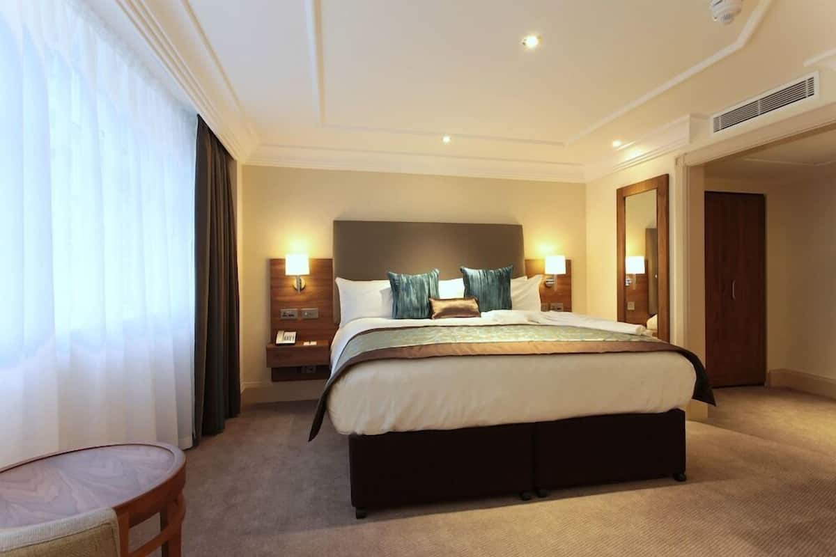 Egyptian cotton sheets, premium bedding, in-room safe, desk