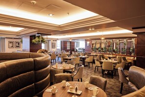 Café da manhã, almoço e jantar; culinária europeia moderna 