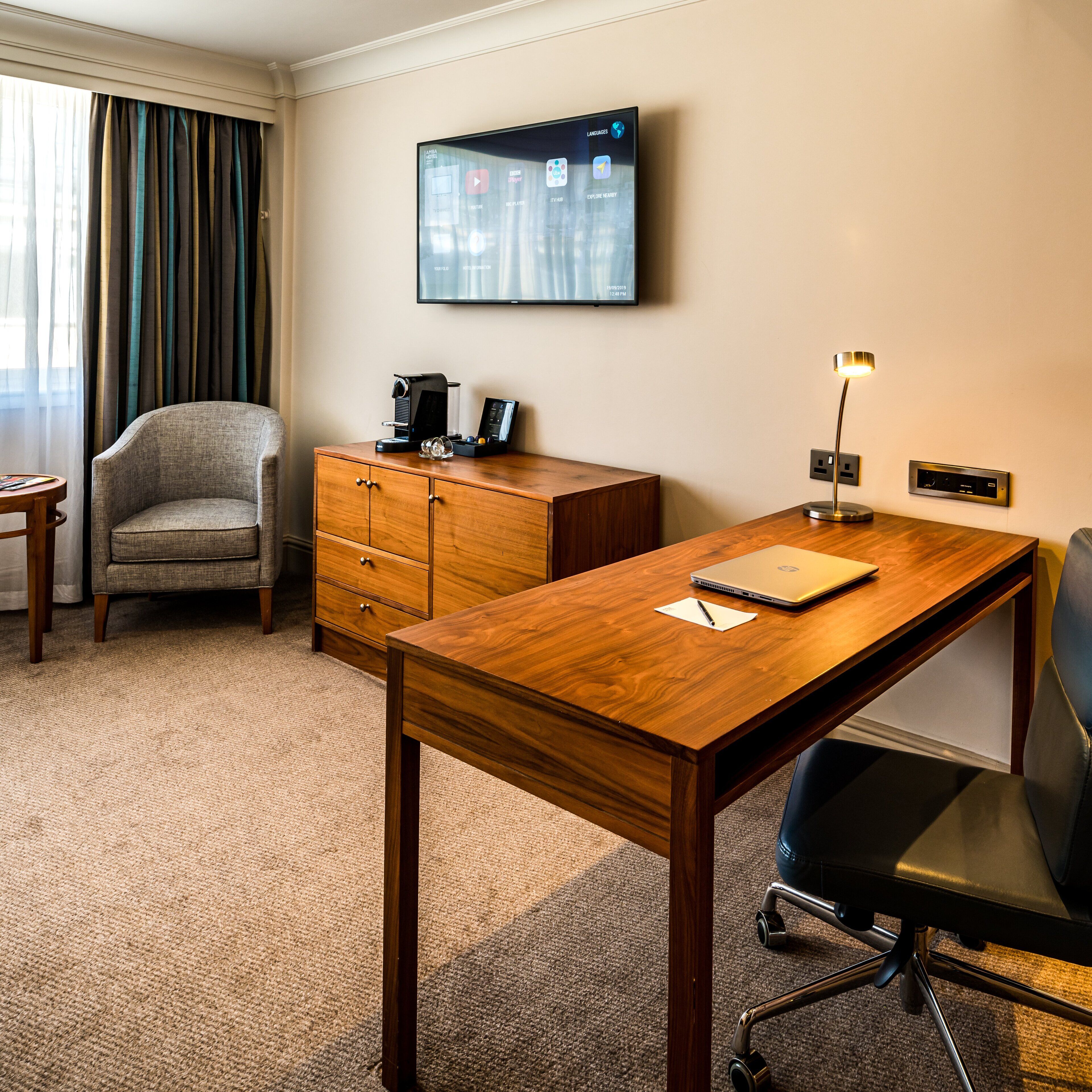 egyptian cotton sheets, premium bedding, in-room safe, desk