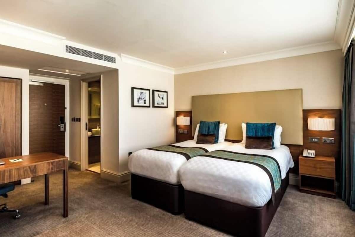Egyptian cotton sheets, premium bedding, in-room safe, desk