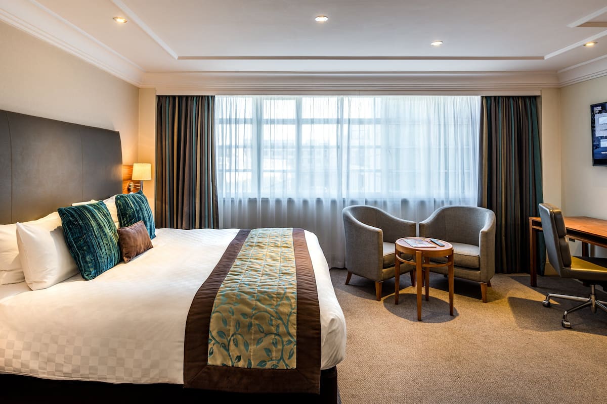 Deluxe Room, 1 King Bed | Room amenity