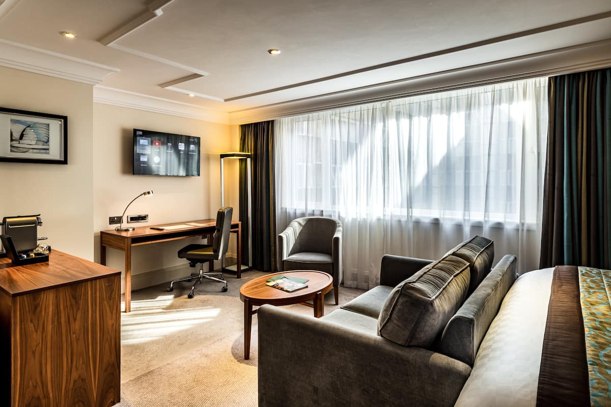 Executive Room, 1 King Bed with Sofa bed | Room amenity