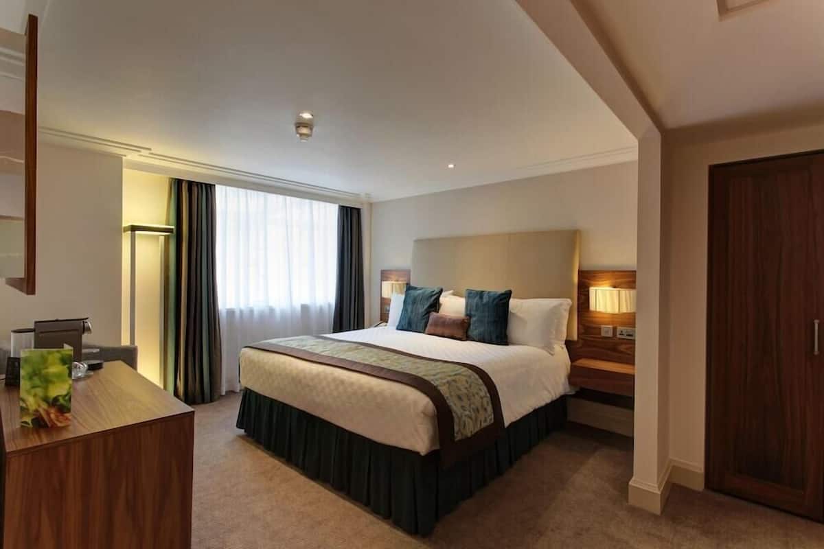 Egyptian cotton sheets, premium bedding, in-room safe, desk