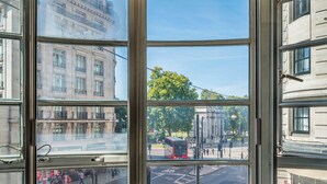 Una ventana de esquina con vistas a una calle y edificios.