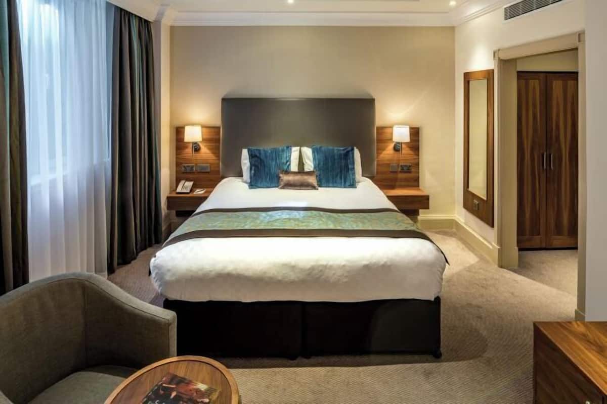 Egyptian cotton sheets, premium bedding, in-room safe, desk