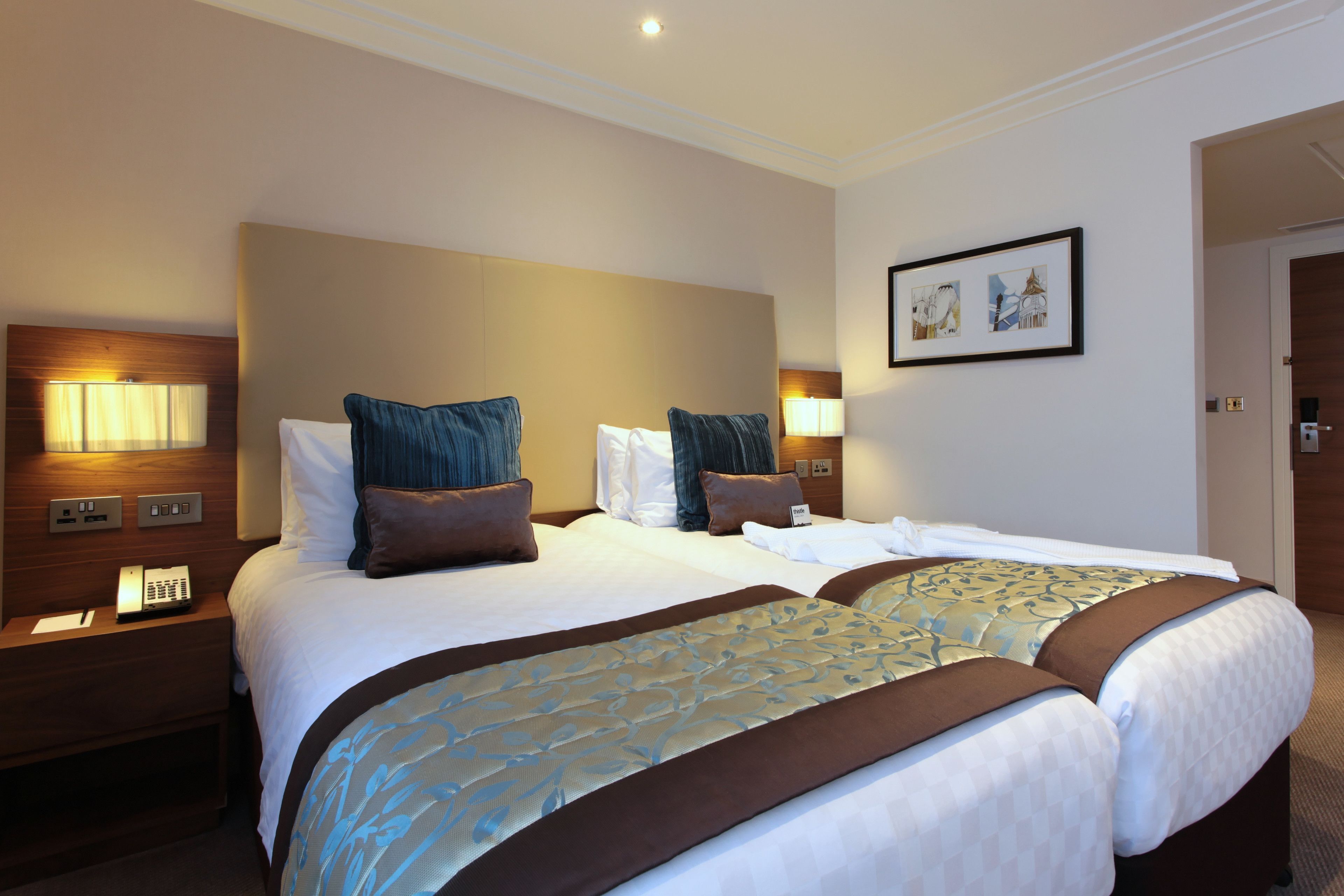 Lakens van Egyptisch katoen, luxe beddengoed, een kluis op de kamer