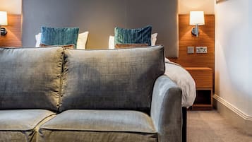 Egyptian cotton sheets, premium bedding, in-room safe, desk